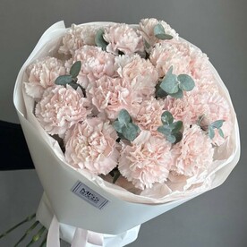 Букет кружевных диантусов с эвкалиптом