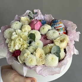 Коробка с цветами и киндером