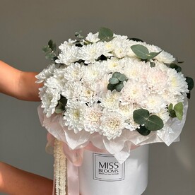 Большая композиция из хризантем в коробке