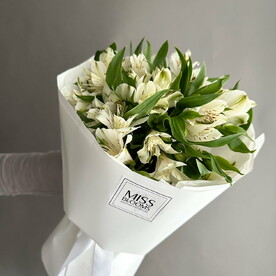 Букет белых альстромерий