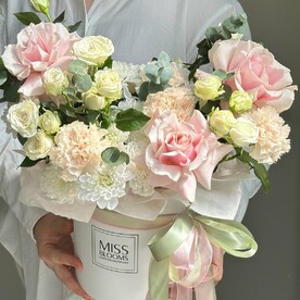 Композиция нежных оттенков в коробке