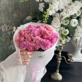 Дуо букет из пионовидных роз и диантусов