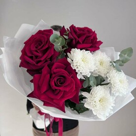 Букет красная французская Роза и хризантема