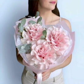 Милый букет комплимент французские розы и эвкалипт