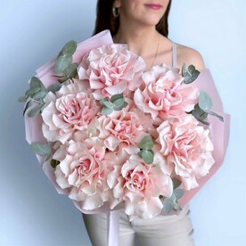 Милый нежный букет розовые французские розы и эвкалипт