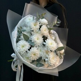 Букет кустовая хризантема белая с эвкалиптом (сб 028)