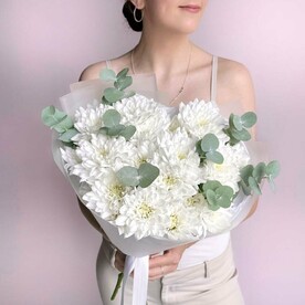 Воздушный букет белая кустовая хризантема и эвкалипт