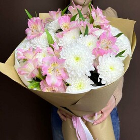 Стойкий букет с альстромериями и хризантемами