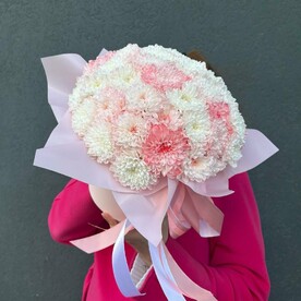 Нежные розовые хризантемы в коробке