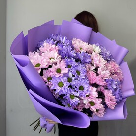 Потрясающий яркий букет кустовых хризантем