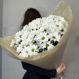 Классический букет из кустовых хриазнтем «Ромашки в крафте»