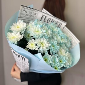 Нежно голубая хризантема в стильном букете