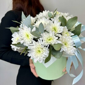 Красивая шляпная коробка с хризантемой и эвкалиптом