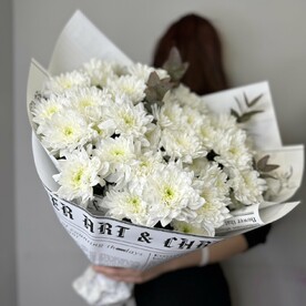 Стильный букет хризантем с эвкалиптом