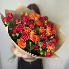 Яркий букет красно-оранжевых кустовых роз