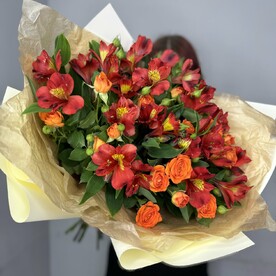 Яркий букет кустовых роз с альстромерией