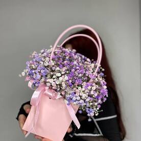 Нежная сумочка с фиолетовой гипсофилой