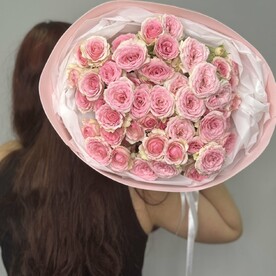 Кустовые пилновидные розы в нежном букете