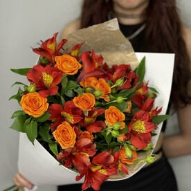 Яркий букет кустовых роз с альстромерией