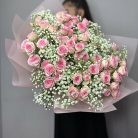 Роскошный букет из кустовых пионовидных роз и гипсофилы