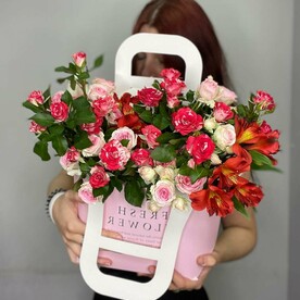 Кустовые розы в сумочке