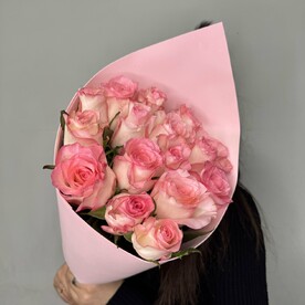 15 розовых роз в кульке