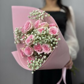 Милый букет с кустовой розой и гипсофилой