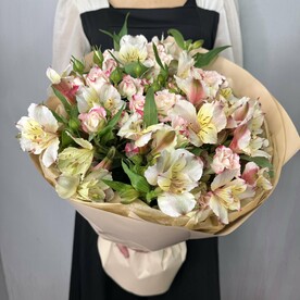 Букет из кустовой розы и альстромерии