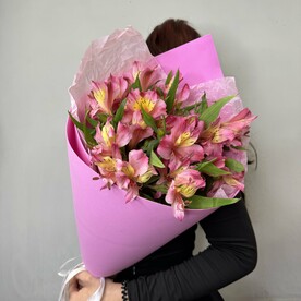Букет из розовой альстромерии