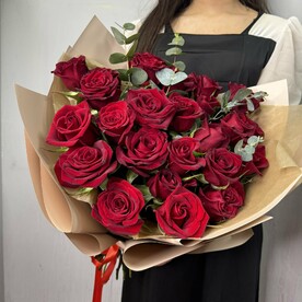 25 красных роз и эвкалипт