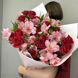 Нежный букет из красных кустовых роз и розовой альстромерии