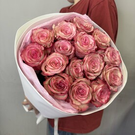 Милый букет из 15 розовых роз 50см