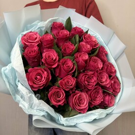 Букет из 25 малиновых роз 50см
