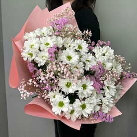 Красивый стойкий букет из хризантемы, гипсофилы и статицы