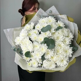 Большой букет с хризантемой и эвкалиптом