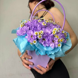 Цветная хризантема в фиолетовой сумочке