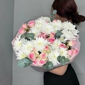 Нежный букет из кустовых хризантем, эвкалипта и пионовидных роз