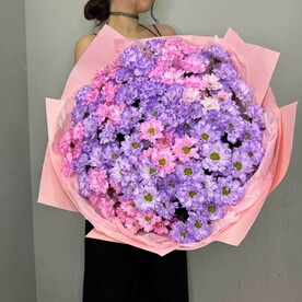 Букет из 25 хризантем в фиолетовых оттенках