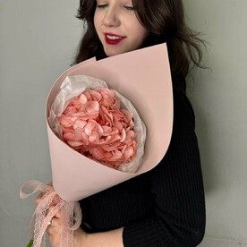 Розовый кулек с гортензией