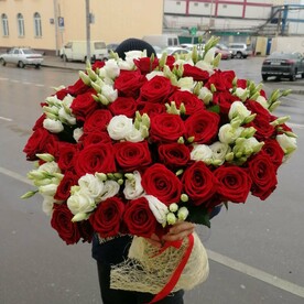 Красные розы, Белые эустомы, Упаковка сизаль