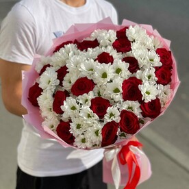 Розы с хризантемами