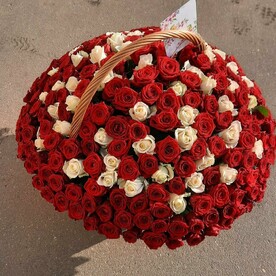 Розы в корзине