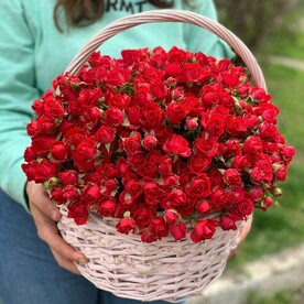 Розы кустовые в корзине