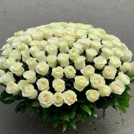 Роза 101 в корзине