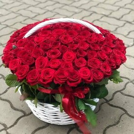 101 роза 🌹 в корзине