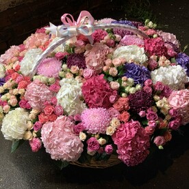 Роскошная корзинка с цветами