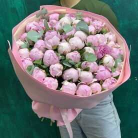 Пионы розовые 51 с эвкалиптом