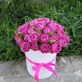 Пионовидные кустовые розы в шляпной коробке.