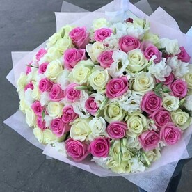 Белорозовые розы, Эустома белая, Упаковка фетр