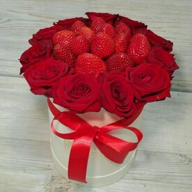 Клубника с розами
